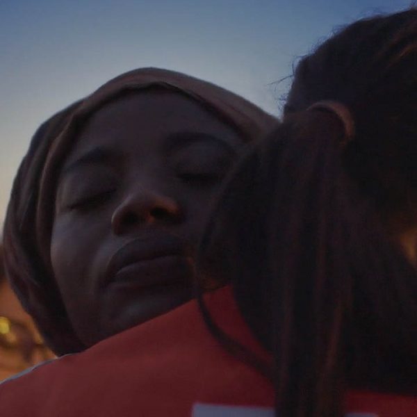 Elena Molina - Maya Films - abrazo