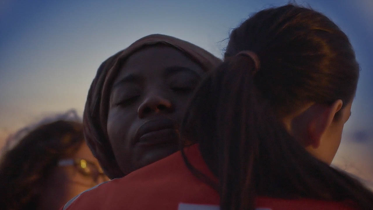 Elena Molina - Maya Films - abrazo