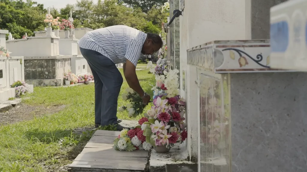 frame_vivo_entre_muertos_02